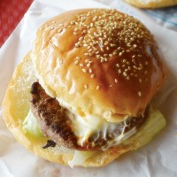 熊肉バーガー：350円（税込）